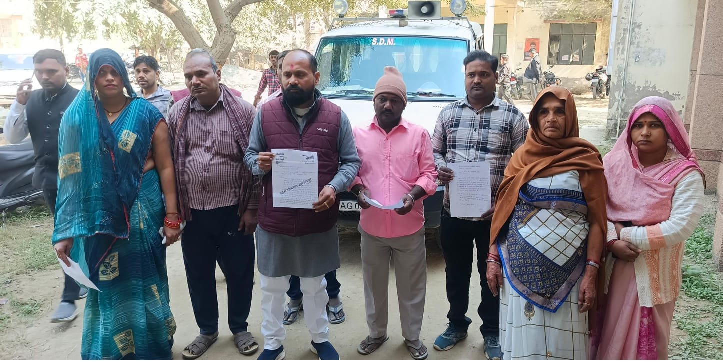 रायबरेली-विद्यालय तोड़कर एनटीपीसी बनवा रही बाउंड्री, ग्रामीणों ने सौंपा ज्ञापन