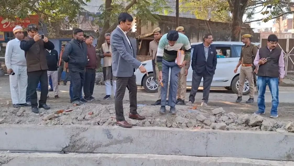 इसी नाले में डुबो दूंगा'. खराब काम देख भड़के DM, जेई से कहा- तुम अब अपनी रिपोर्ट लगाओ, सही हो जाओगे