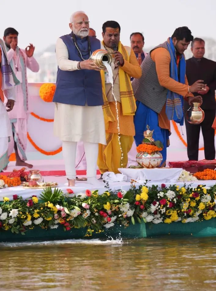 महाकुंभ की व्यवस्था का जायजा लेने पहुंचे PM Modi, 5500 करोड़ की परियोजनाओं का किया लोकार्पण; 10 बड़ी बातें