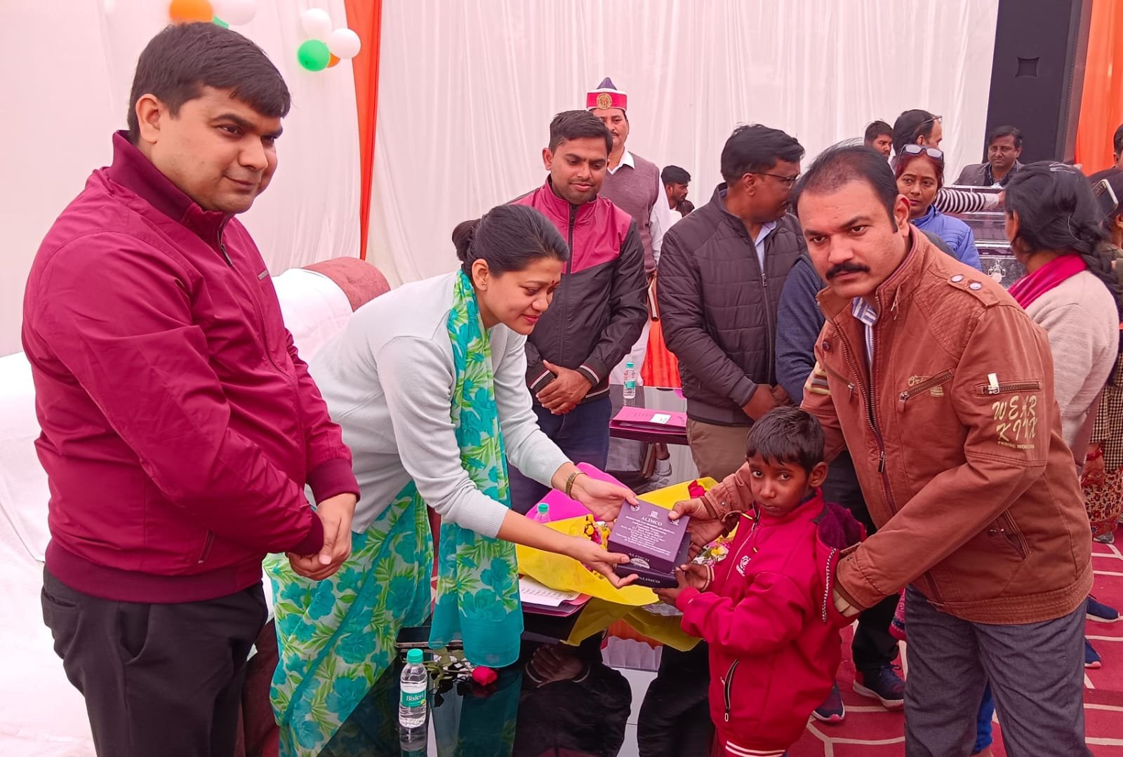 रायबरेली में दिव्यांग बच्चों को डीएम ने वितरित किए उपकरण, आगे पढ़ने के लिए किया प्रोत्साहित