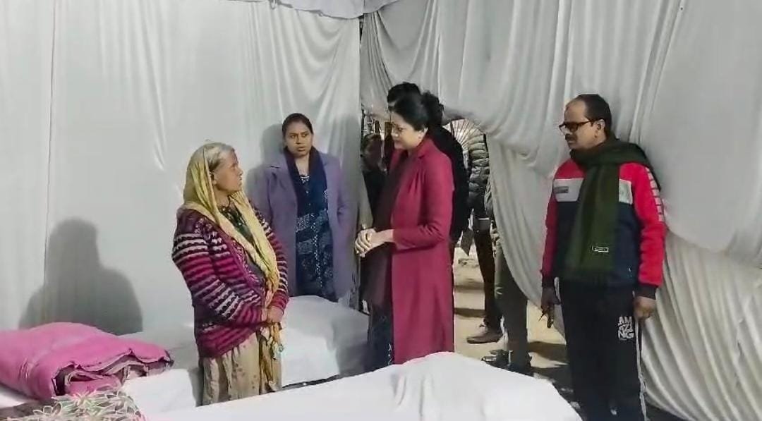 रायबरेली-देर रात डीएम हर्षिता माथुर पहुँची रैन बसेरा रैन बसेरों का डीएम ने किया औचक निरीक्षण