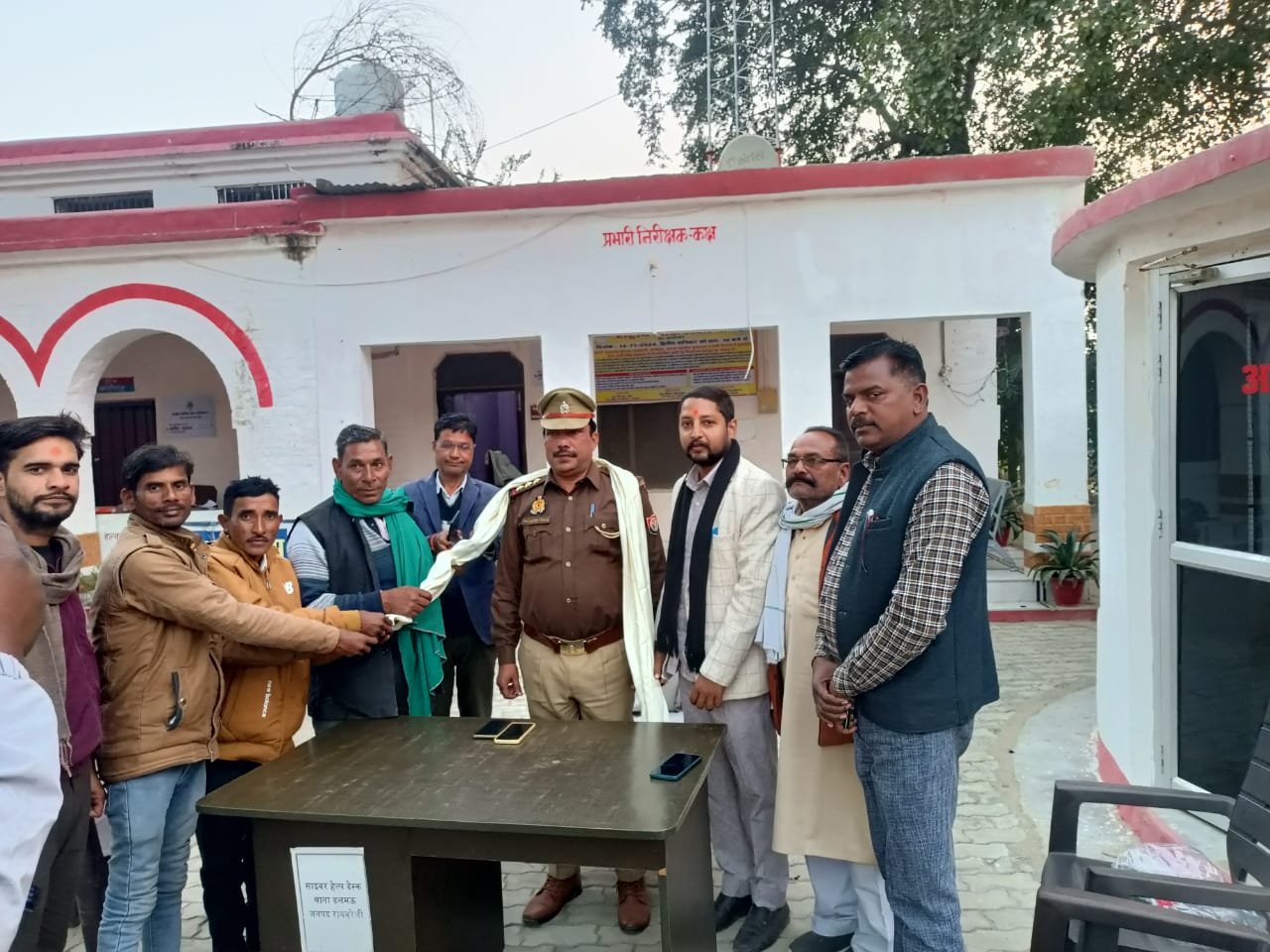 रायबरेली-समाजसेवी देवेंद्र सिंह उर्फ गोलू ने कोतवाली प्रभारी को किया सम्मानित