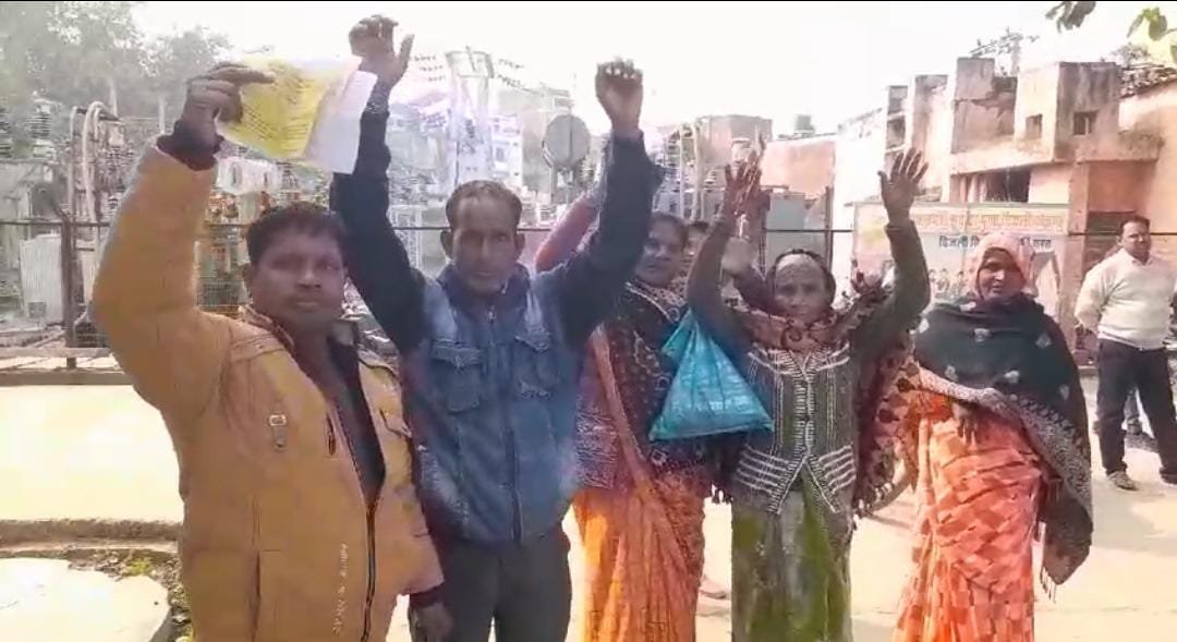 रायबरेली-मनमाना बिजली बिल और कर्मचारियों के दुर्व्यवहार के विरुद्ध उपभोक्ताओं का फूटा गुस्सा