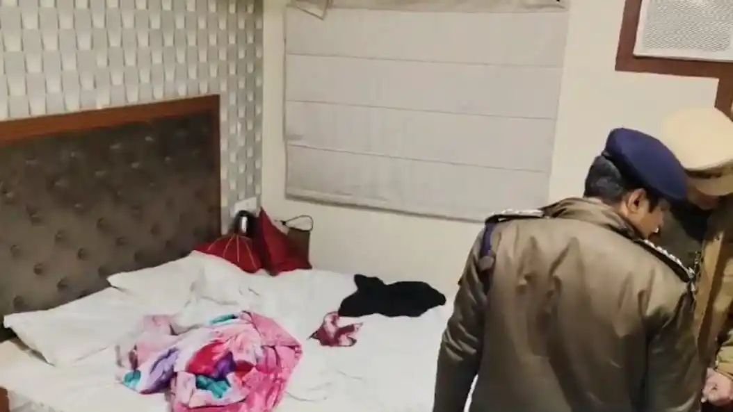 वाराणसी में 13 दिसंबर से फुरकान के साथ होटल में रह रही थी युवती, अचानक तीसरे फ्लोर से नीचे गिरी, हुआ क्या?