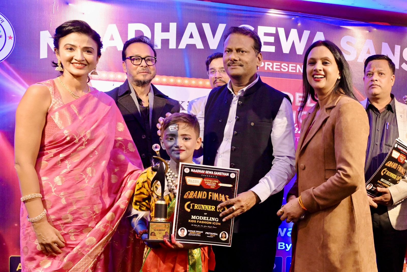 बॉलीवुड अभिनेत्री सुहासी धामी ने पूजा को पहनाया मिस यूपी का ताज