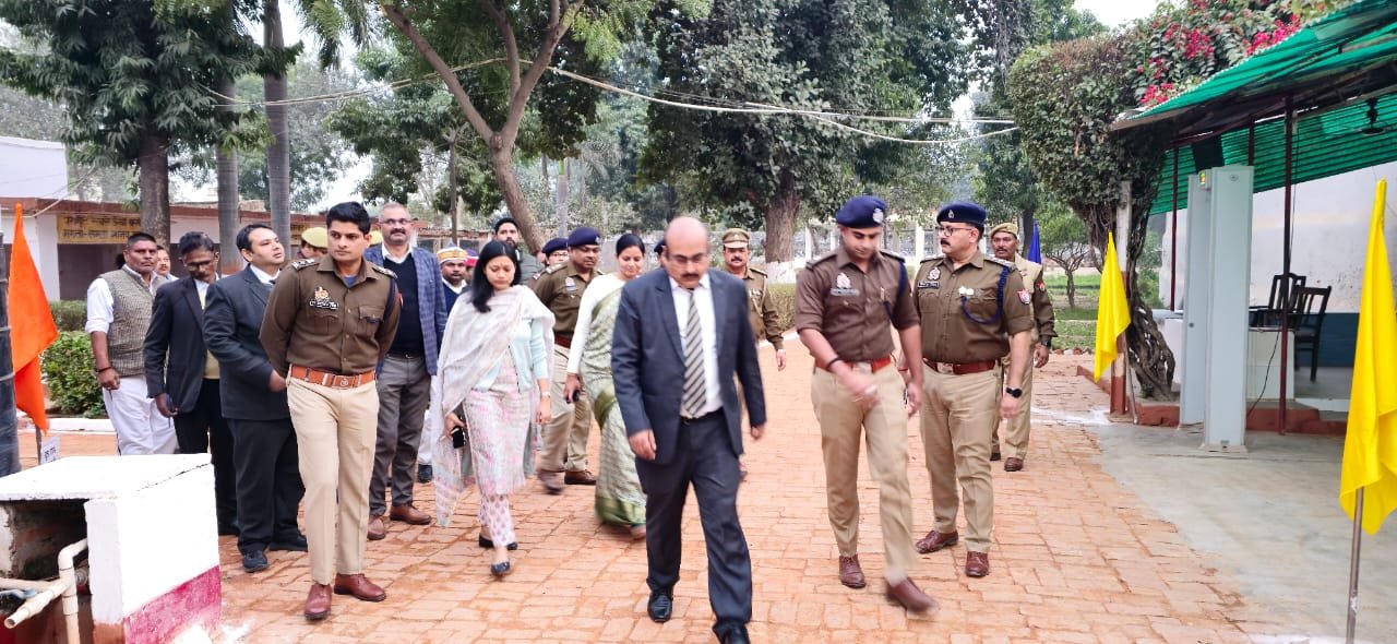 रायबरेली-जिला जज व डीएम-एसपी ने जिला कारागार का निरीक्षण कर महिला/पुरुष बन्दियों से जेल की व्यवस्थाओं की ली जानकारी