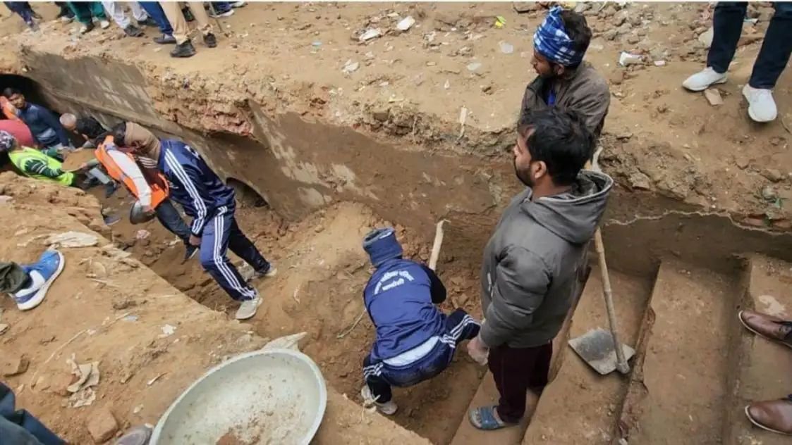 संभल में बावड़ी की तीसरे दिन खुदाई में नजर आई सीढ़ियां, डीएम ने कहा- कार्रवाई होगी. प्रशासन के एलान से मचा हड़कंप!