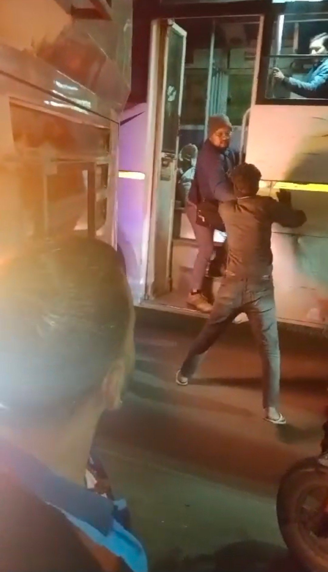 रायबरेली-रोडवेज बस के परिचालक व ऑटो चालक के बीच हुई मारपीट