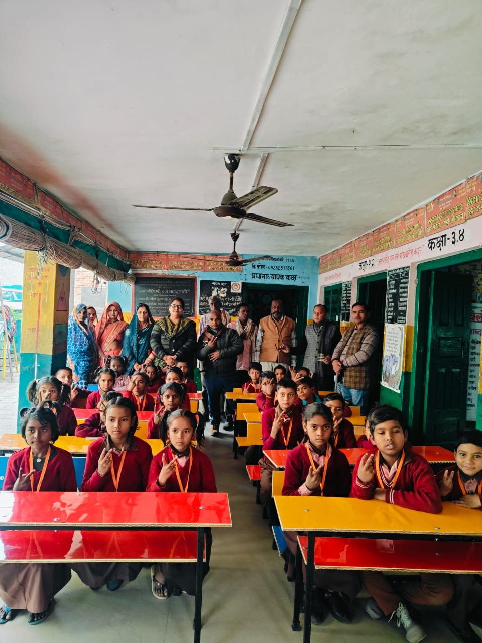 रायबरेली-प्रा.वि.फरीदगढ मे ग्राम प्रधान एवं सचिव के सहयोग से बच्चों को बैठने के लिए दिया गया फर्नीचर।