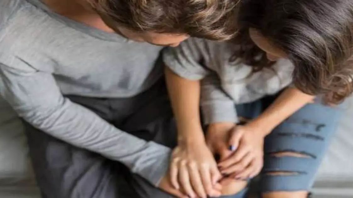 मोबाइल और पोर्न की लत बिगाड़ रही पति-पत्नी के रिश्ते, फिल्म की तरह रिश्ता बनाने की करते हैं मांग