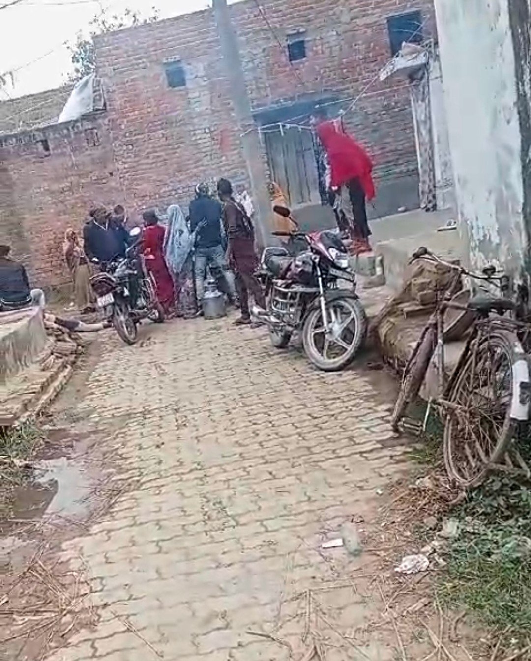 रायबरेली में दबंग युवक ने महिला के ऊपर लिया जनलेवा हमला