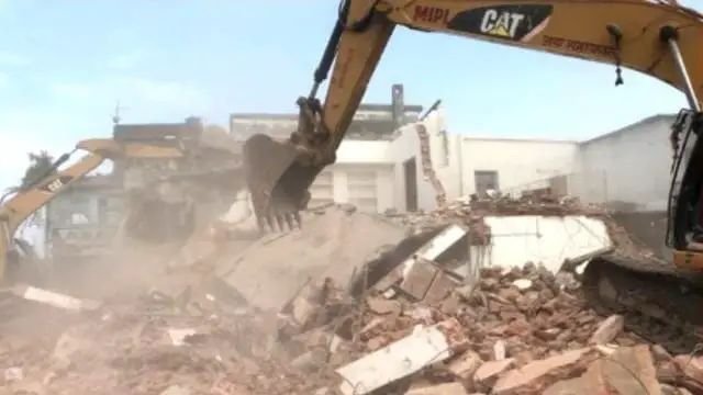 घर गिराना पड़ा भारी, 25 लाख मुआवजे के SC आदेश के बाद पूर्व DM-ADM-कोतवाल समेत 27 पर केस