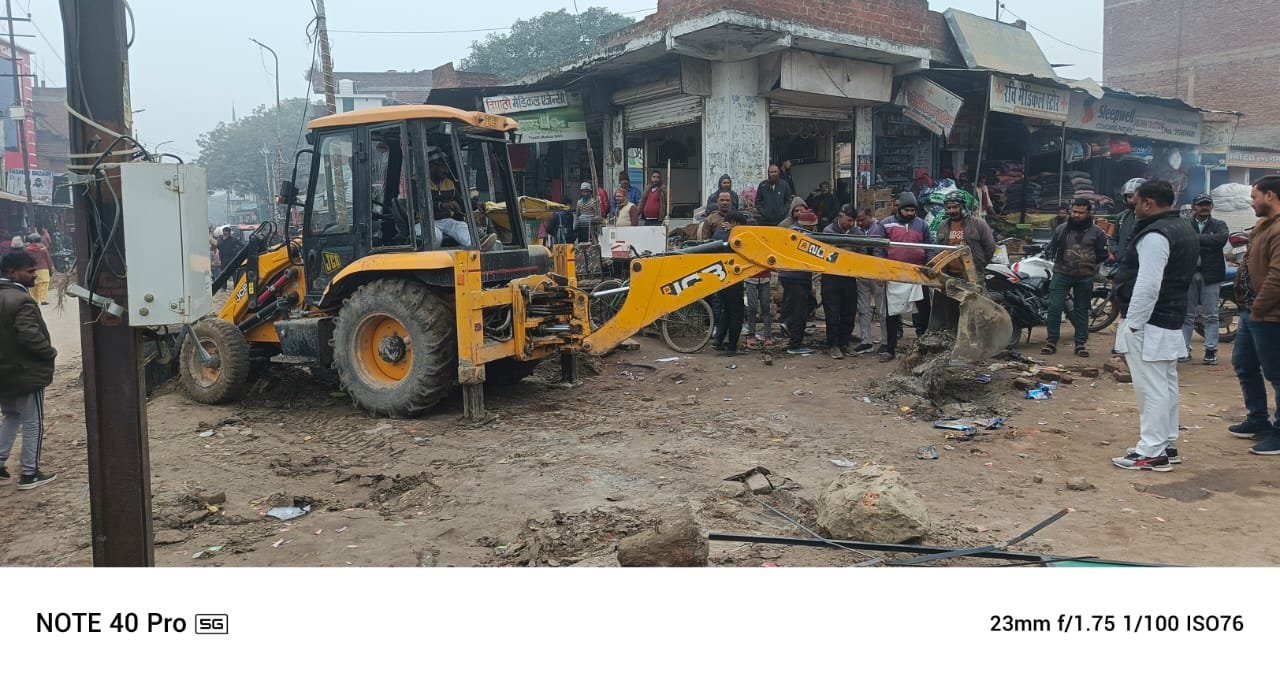 रायबरेली-मुख्यमंत्री के आगमन की आहट पर चला बुलडोजर , हटाया गया अतिक्रमण 