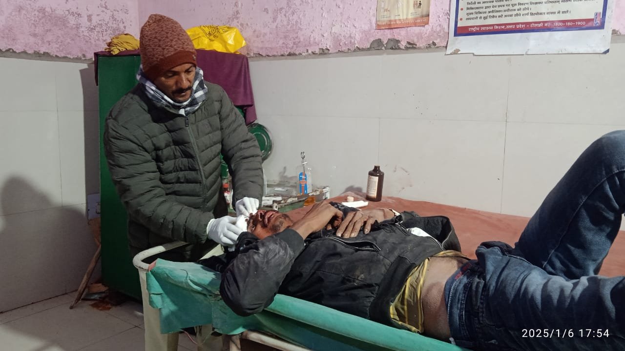 रायबरेली-बेहोशी की हालत में सड़क किनारे घायल पड़ा था युवक, ग्रामीणों ने पहुंचावाया अस्पताल