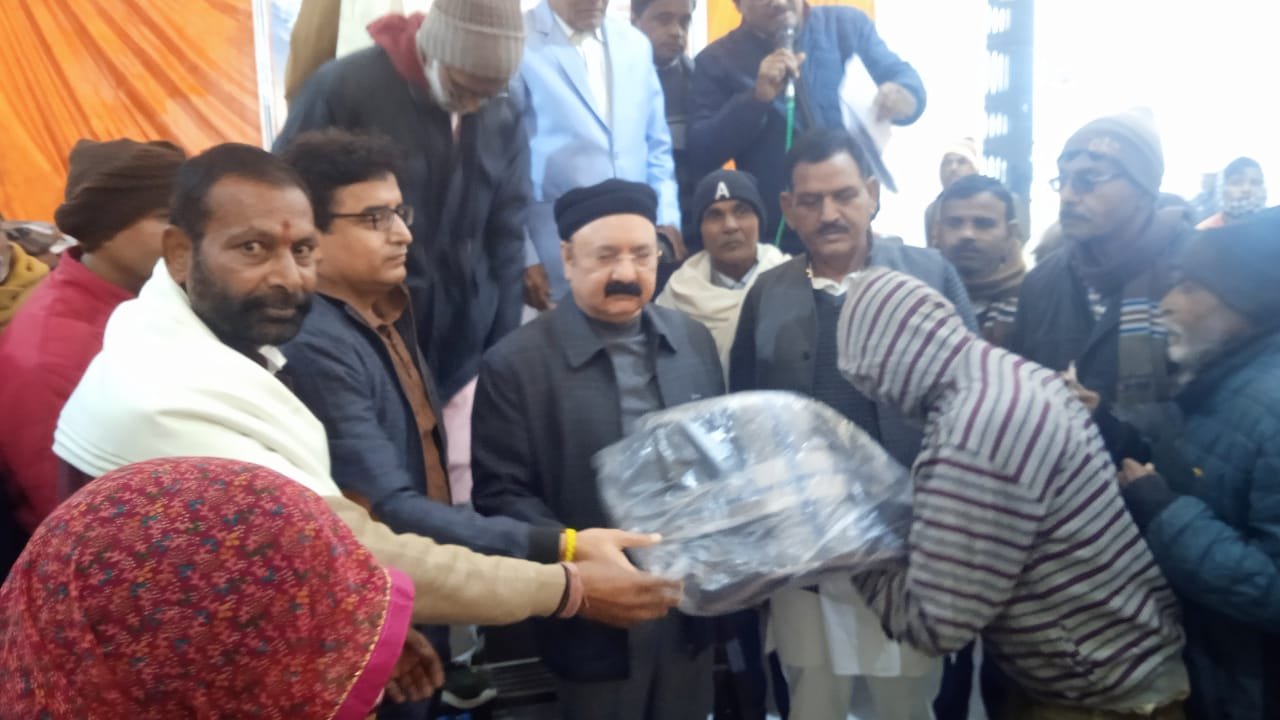 रायबरेली-सांसद द्वारा प्रदत्त कंबल वितरण का कार्यक्रम हुआ आयोजित