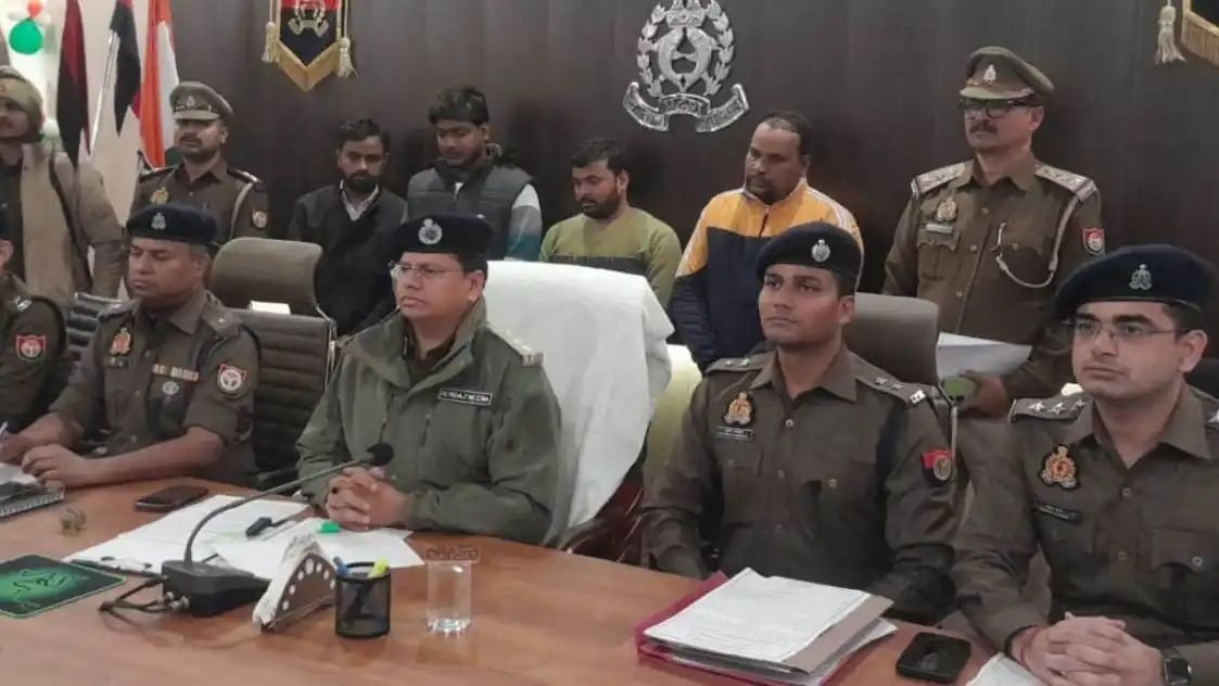 सरकारी नौकरी दिलाने वाले साल्वर गैंग का पर्दाफाश, आजमगढ़ पुल‍िस ने 4 को पकड़ा, 10 लाख में करते थे डील
