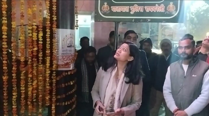 रायबरेली-डीएम ने एलईडी स्क्रीन का किया शुभारम्भ