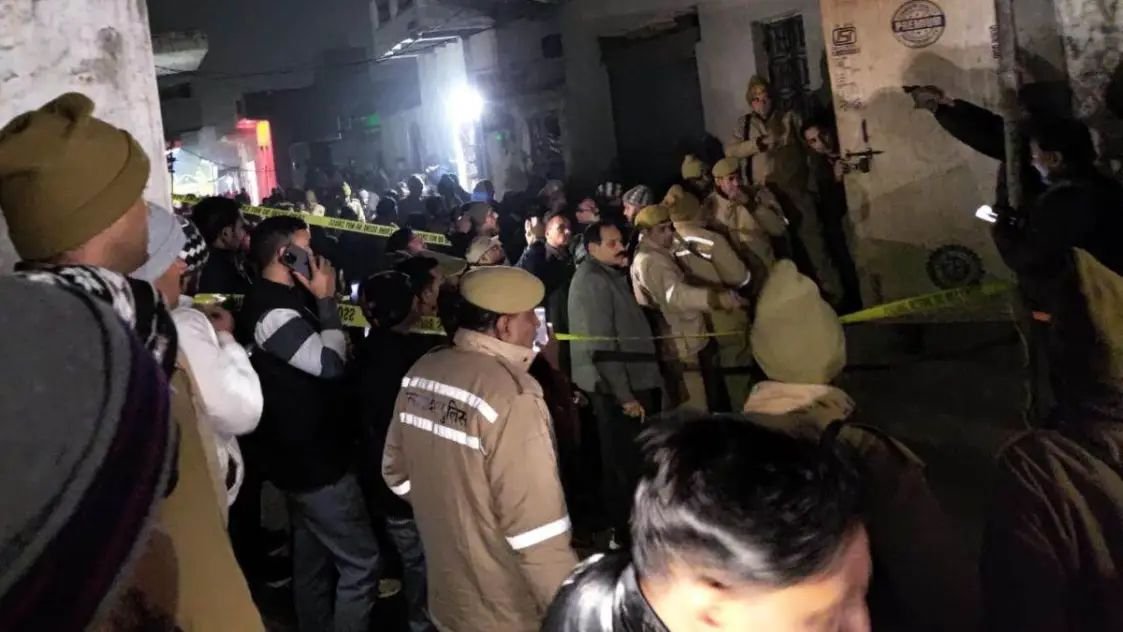 मेरठ में एक ही परिवार के पांच लोगों की हत्या, पत्थर काटने की मशीन से काटा गया गला. बंद मकान में मिली लाशें