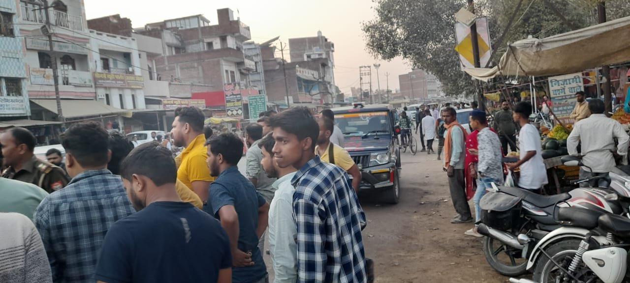 रायबरेली-दूल्हे के सजी कार का चौराहा पर तांडव , दो बाईकों को टक्कर मारने के बाद 500 मीटर तक घसीटती रही बाइक