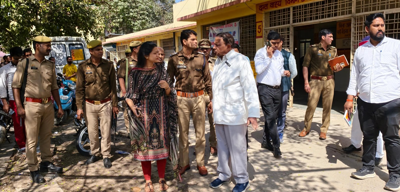 रायबरेली-डीएम-एसपी ने जिला अस्पताल पहुचकर सड़क दुर्घटना में घायल मरीजों का जाना हाल