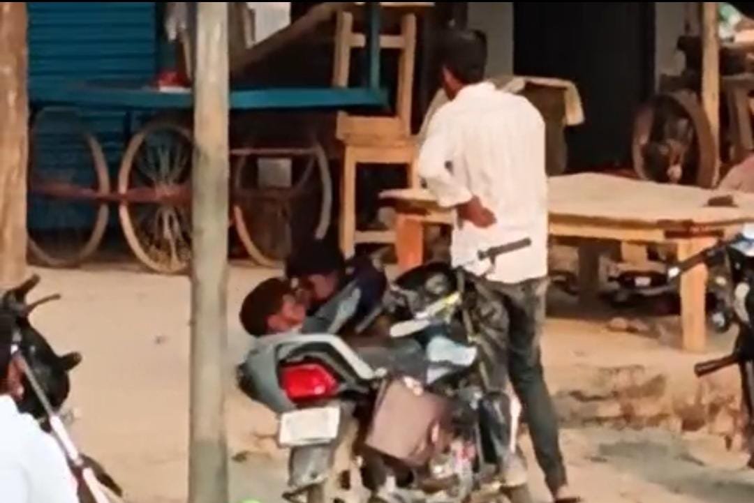 रायबरेली-ठेके के पास शराबियों में बवाल , आपस में भिड़े दो लोग नाली में गिरे