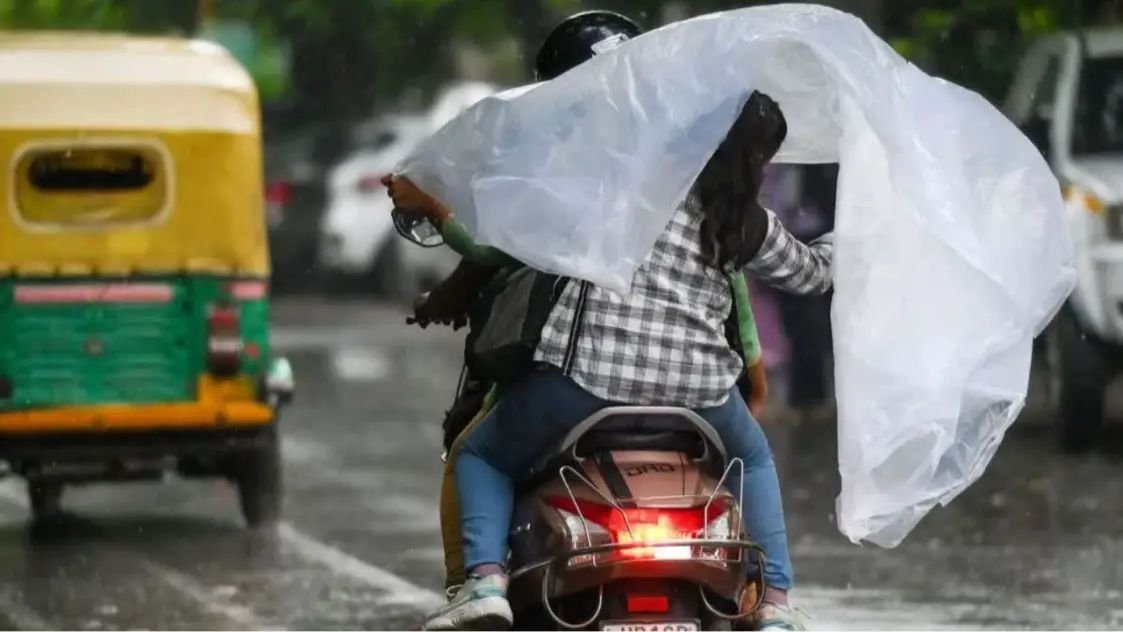 UP में 3 दिन होगी बारिश, चलेगी जमकर आंधी, 20 जिलों में दिखेगा असर. मौसम विभाग ने जारी किया अलर्ट