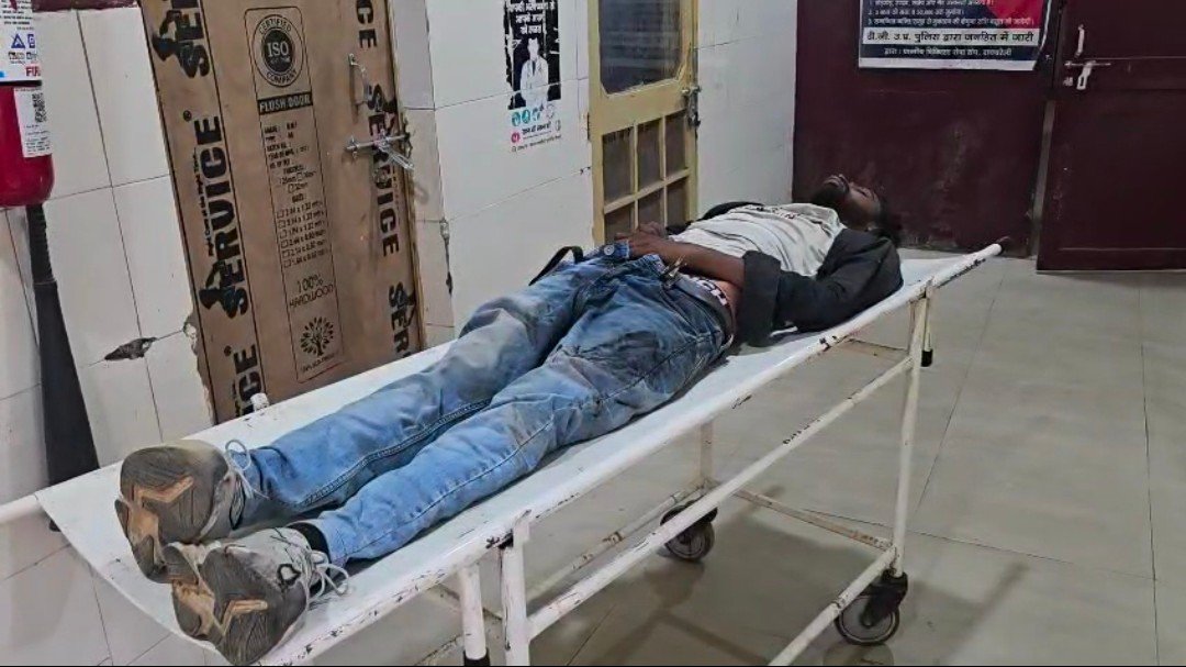 रायबरेली में सड़क के किनारे घायल अवस्था मे मिला युवक