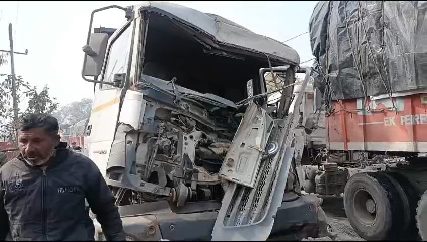 रायबरेली-अनियंत्रित डंपर ने आगे चल रहे ट्रक में पीछे से मारी टक्कर, चालक घायल 