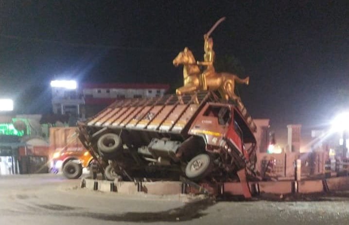 रायबरेली-तेज रफ्तार अनियंत्रित डीसीएम से हुआ हादसा