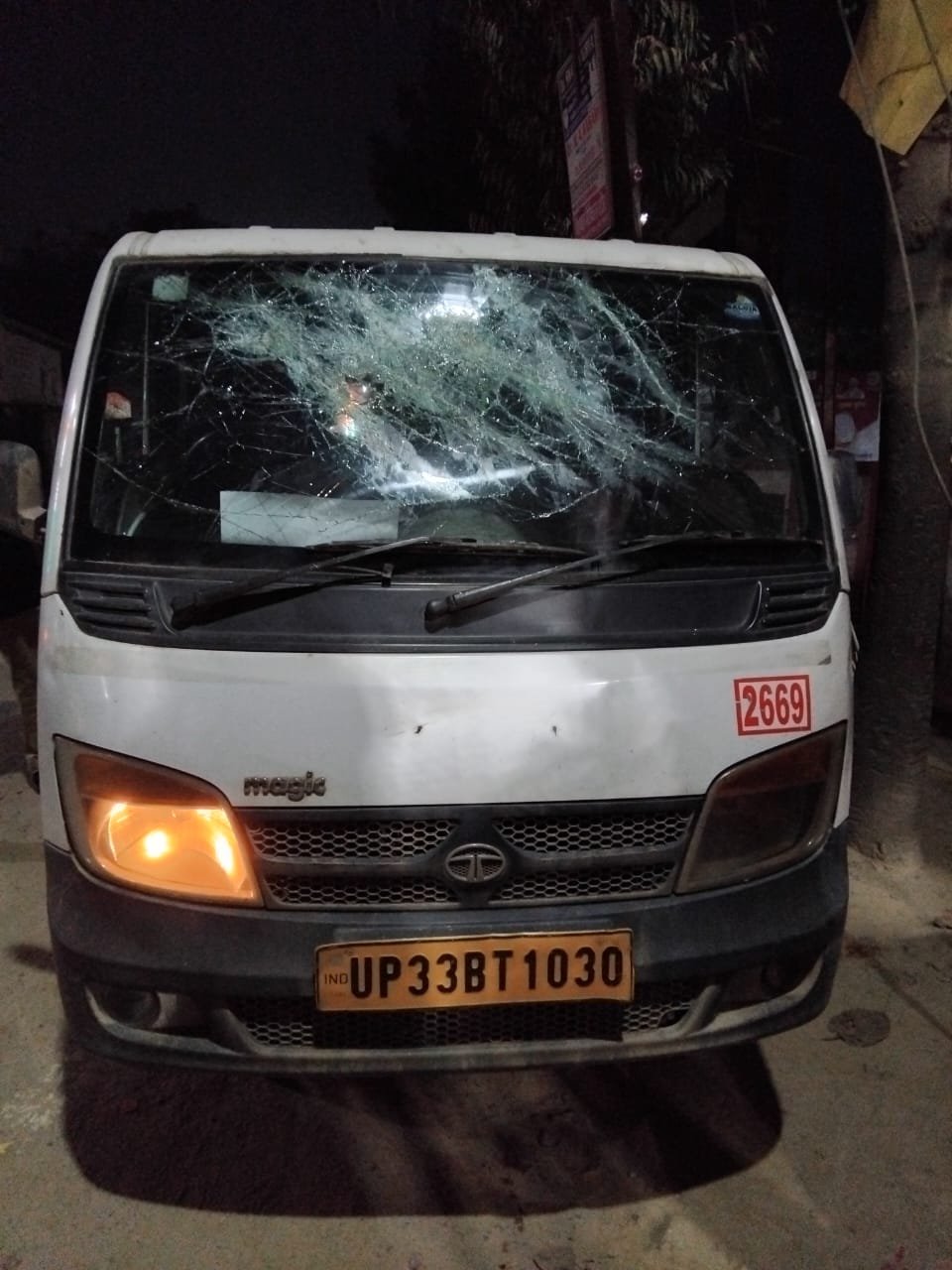 रायबरेली-मुकदमा में सुलह के लिए रास्ता रोककर मैजिक में की तोड़फोड़ और धमकाया 