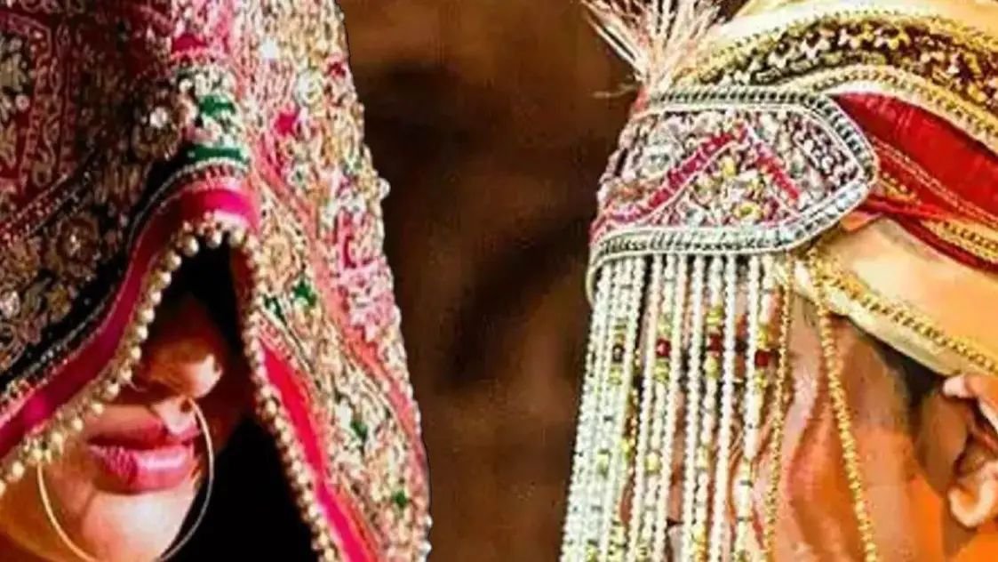 बारात में भाभी के साथ अप्पतिजनक स्थित में सोता मिला दूल्हा,करतूत देख लड़की पक्ष लोग रहे गए दंग