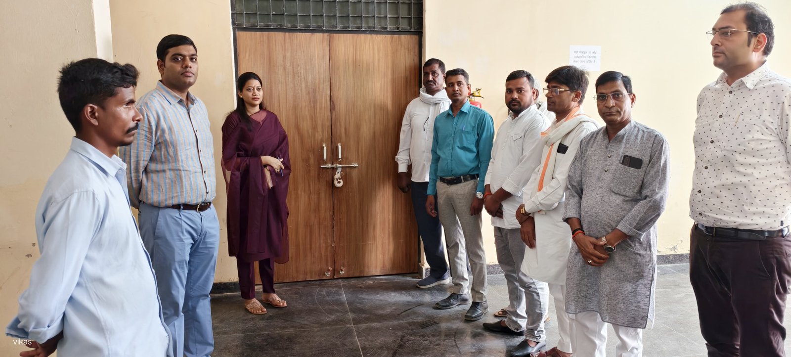 रायबरेली-डीएम ने राजनैतिक दलों के प्रतिनिधियों के साथ ईवीएम/वीवीपैट वेयर हाउस का किया निरीक्षण