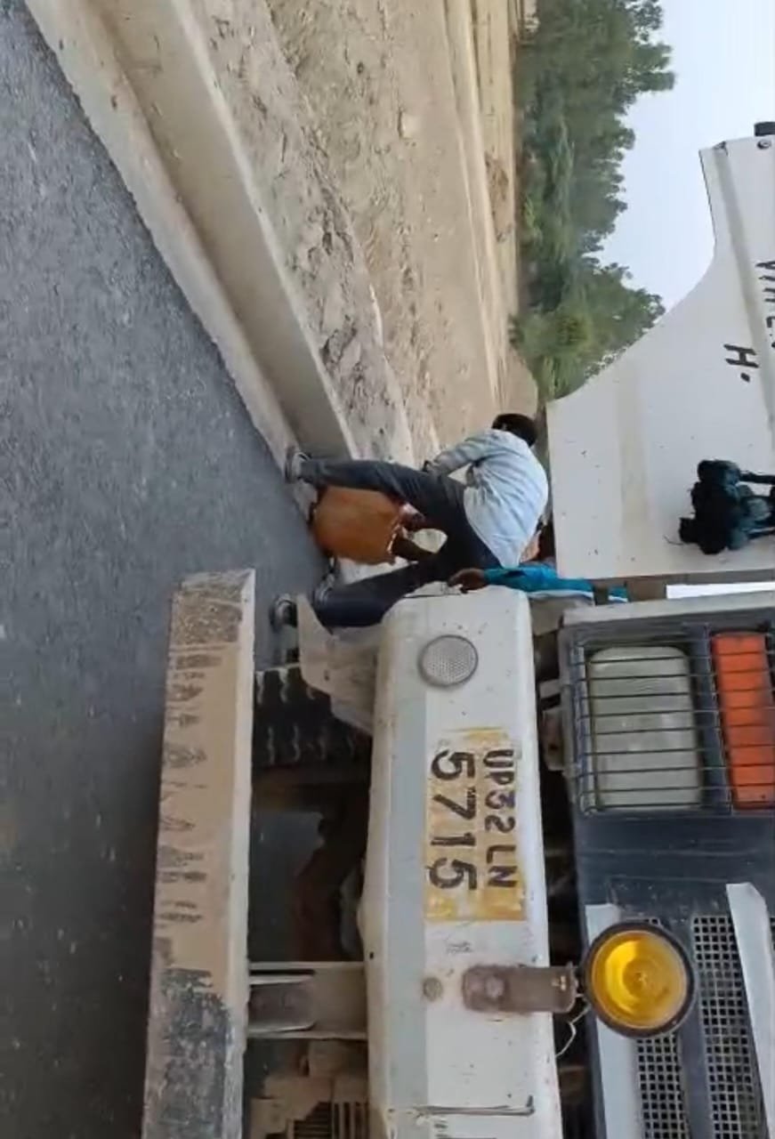 रायबरेली- इटौरा बुजुर्ग में एक्सप्रेसवे निर्माण में लगे टैंकरों  और उनके प्लांट से डीज़ल चोरी का वीडियो वायरल,,,