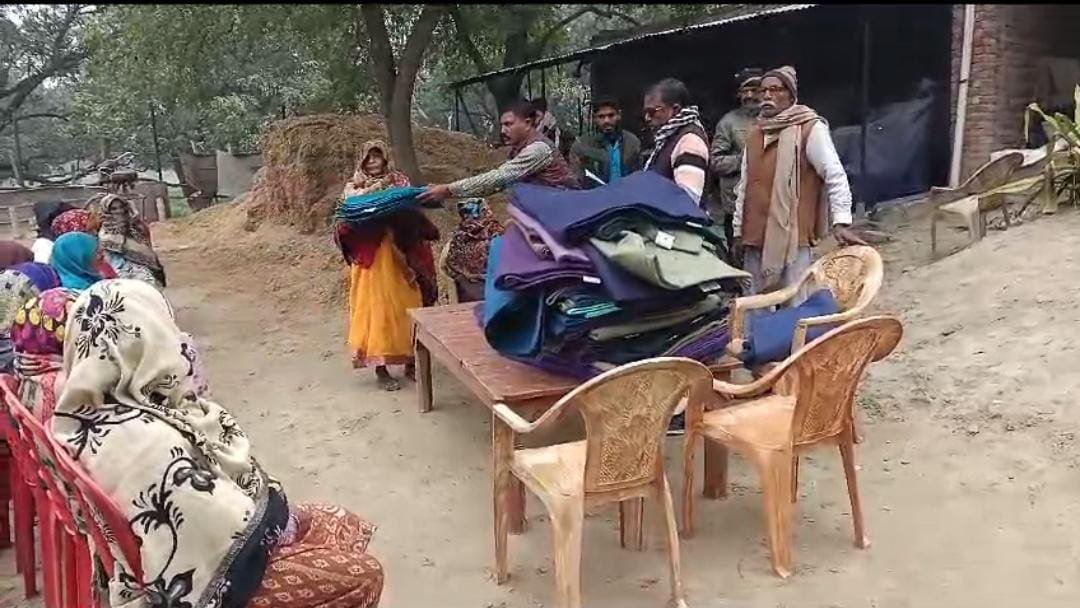 रायबरेली- पूर्व प्रधान पुष्पा सिंह ने कंबल वितरण किया