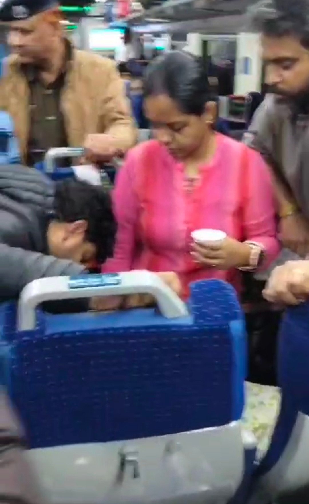 रायबरेली में अचानक वंदे भारत ट्रेन को 8 मिनट रोकने पर मचा हड़कम्प, ये था पूरा मामला