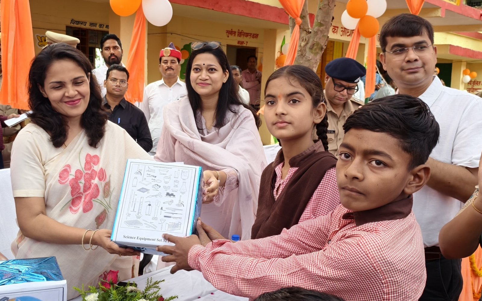 रायबरेली-मंडलायुक्त ने कम्पोजिट विद्यालय  पाराकलाँ में एमडीएम शेड का किया उद्घाटन