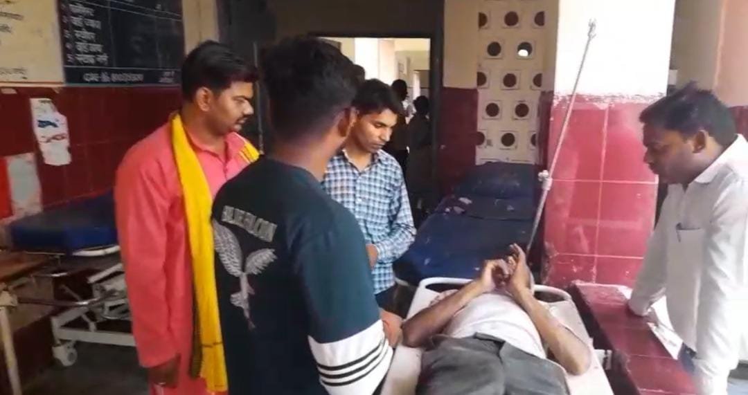 रायबरेली-सड़क के किनारे खड़े व्यक्ति को अनियंत्रित मैजिक सवार ने मारी टक्कर,,  