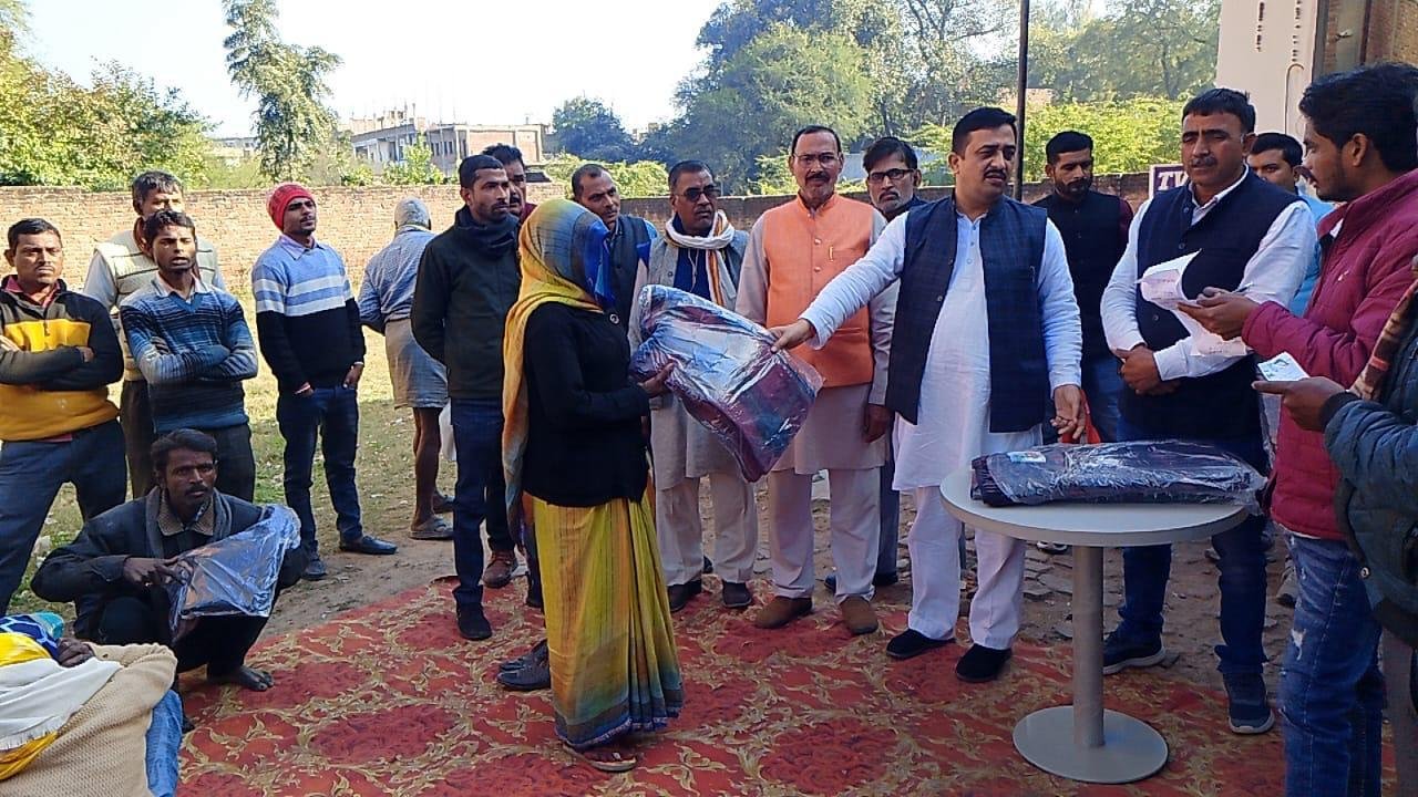 रायबरेली-राहुल गांधी द्वारा भेजे कंबल का किया गया वितरण