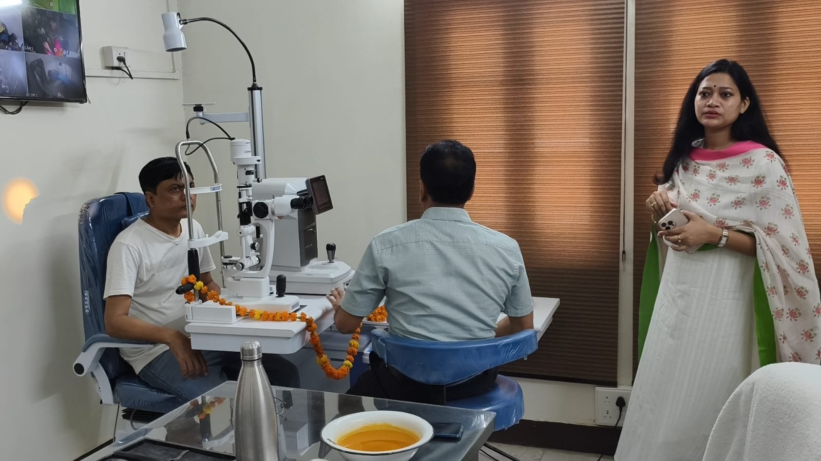 रायबरेली-डीएम ने नेत्र चिकित्सालय में दो मशीनों का किया उद्घाटन