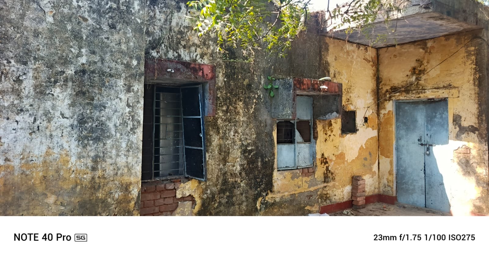 रायबरेली-जर्जर आवास में रहते है क्षेत्र में विकास की जिम्मेदारी उठाने वाले 