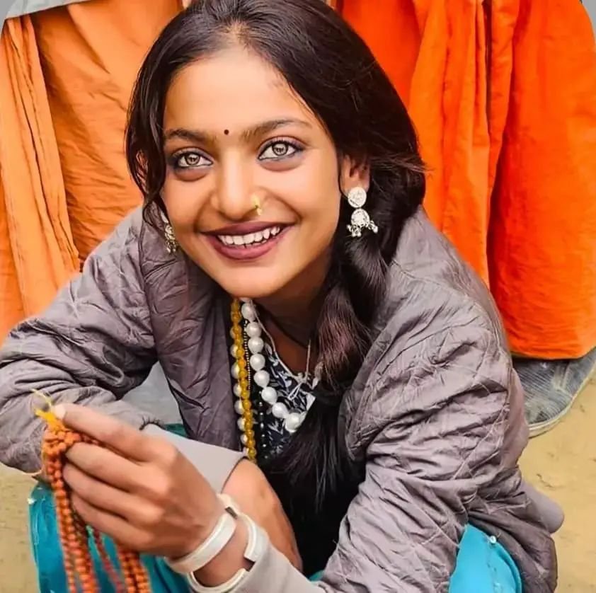 महाकुंभ में 'वायरल गर्ल' का हुआ मेकओवर, नए लुक में मोनालिसा को पहचान नहीं पाए लोग, बोले- इसका भी रानू मंडल जैसा हाल होगा