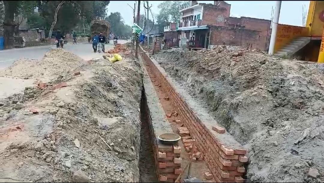 रायबरेली-पीली ईंटों से बन रहा जिला पंचायत द्वारा जल निकासी का नाला,,,,, 