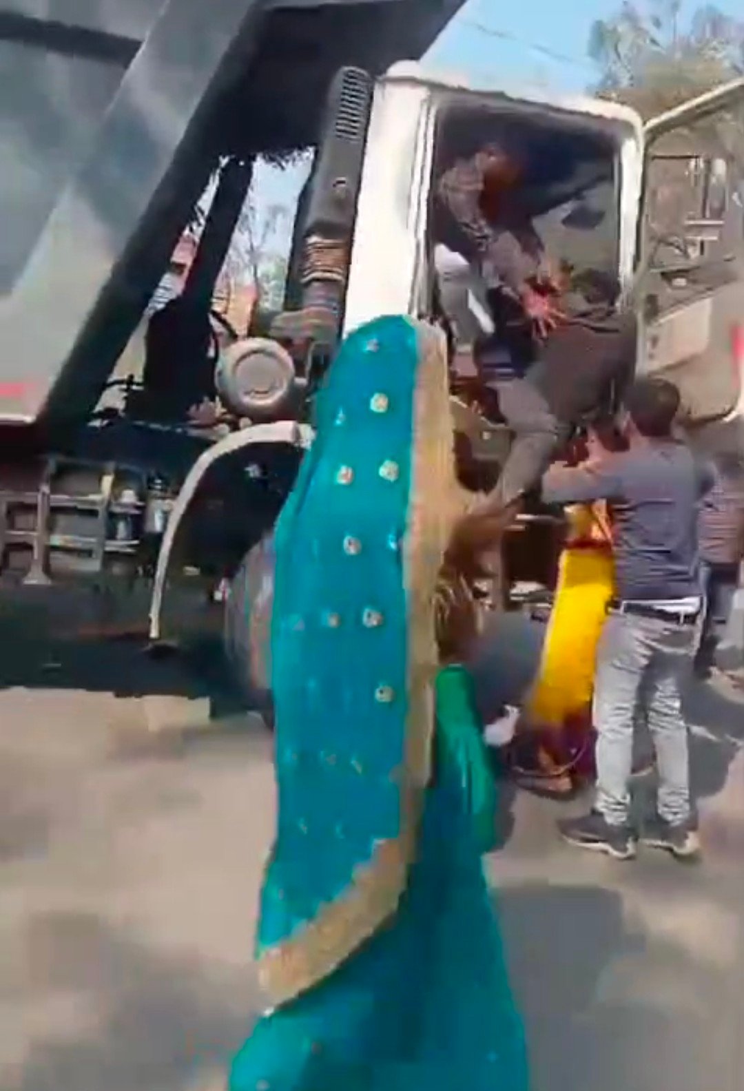 रायबरेली में नाराज कार सवारों ने डंपर चालक जमकर पीटा