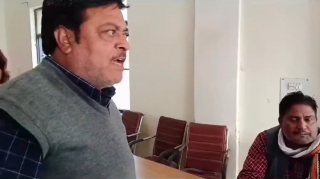 रायबरेली में पीड़ित ने लेखपाल रामानुज दीक्षित पर लगाया रुपये लेने का आरोप