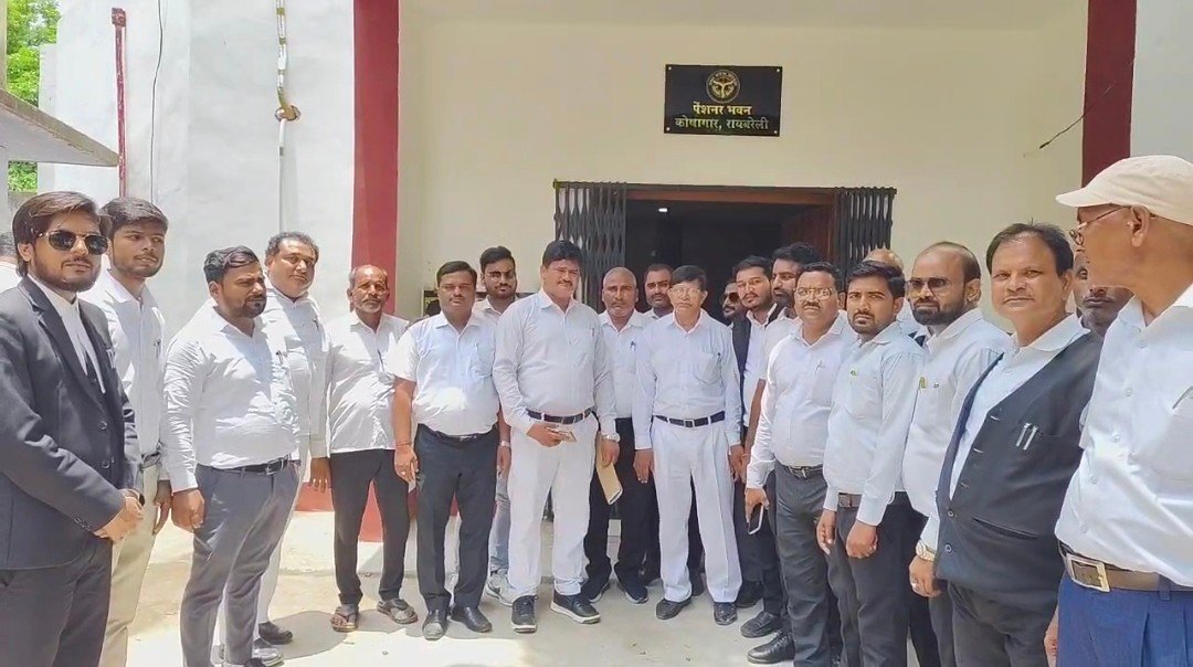 रायबरेली में दर्जनों की संख्या में अधिवक्ताओं ने डीएम के माध्यम से राज्यपाल को सौंपा ज्ञापन