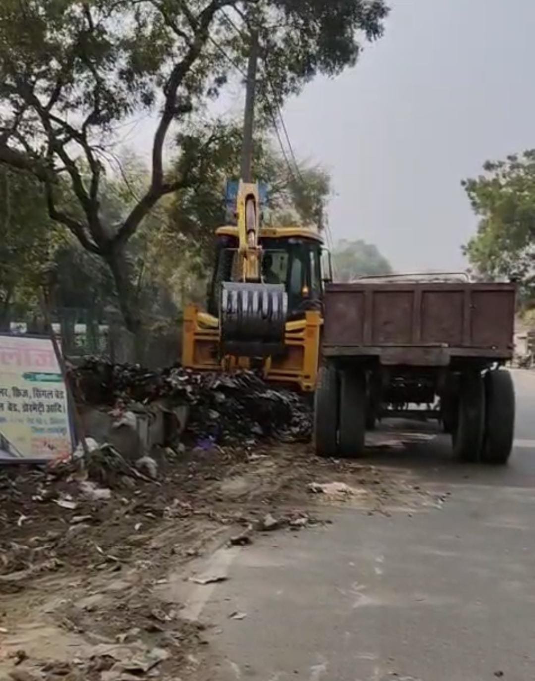 रायबरेली-आर एक्स्प्रेस में खबर चलते ही के बाद एनटीपीसी प्रबंधन ने गेट नंबर दो के बाहर कचरे के ढेर की सफाई की शुरू