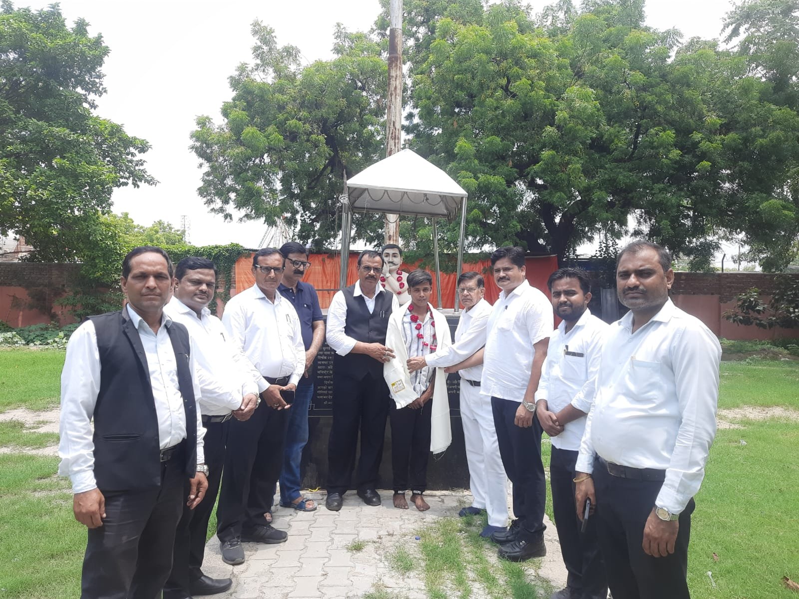 रायबरेली-युवा कलाकार विवेक शर्मा को अधिवक्ताओं ने किया सम्मानित