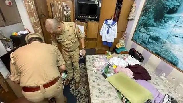 लखनऊ में ट्रिपल सुसाइड, कपड़ा व्यवसायी और उसकी पत्नी और बेटी ने दी जान