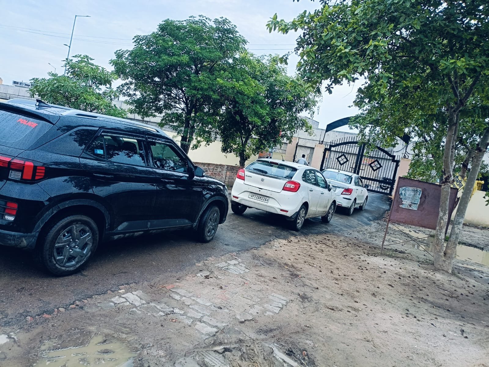 रायबरेली-तहसीलदार ने बंद करवा दिया गेट , परिसर में कैद रहे अधिवक्ता और वादकारी