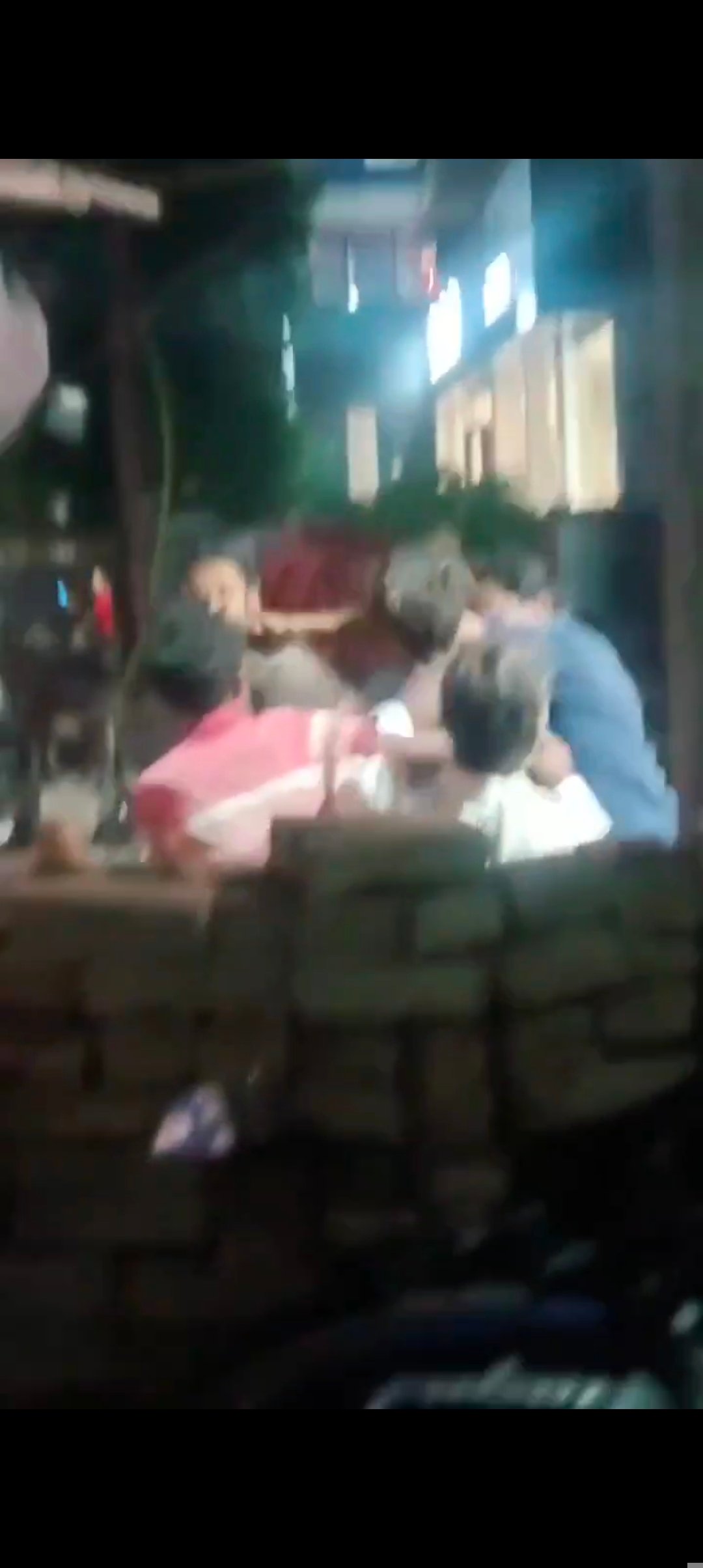 रायबरेली-देशी शराब के ठेके के बाहर शराबियों के बीच जमकर हुई मारपीट